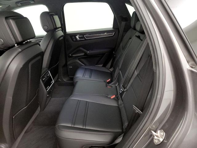 Photo of 2022 Silver Porsche Cayenne