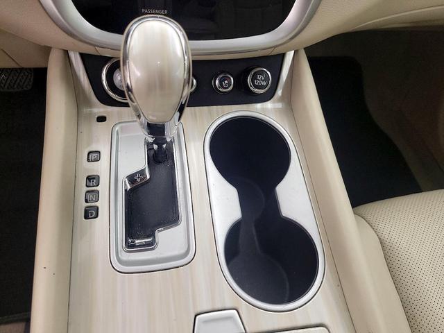Photo of 2015 White Nissan Murano