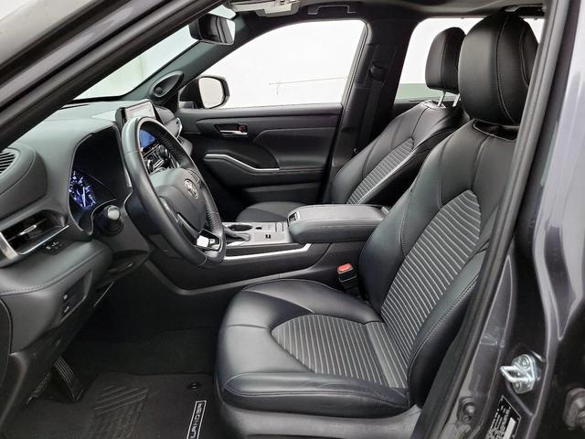 Photo of 2021 Gray Toyota Highlander