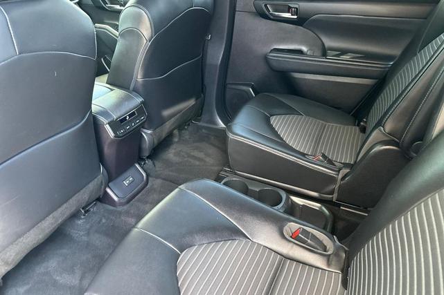 Photo of 2022 Celestial Silver Metallic Toyota Highlander