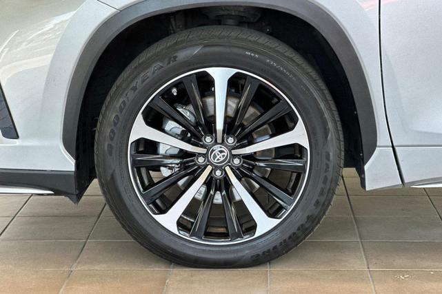 Photo of 2022 Celestial Silver Metallic Toyota Highlander