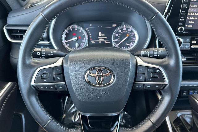 Photo of 2022 Celestial Silver Metallic Toyota Highlander