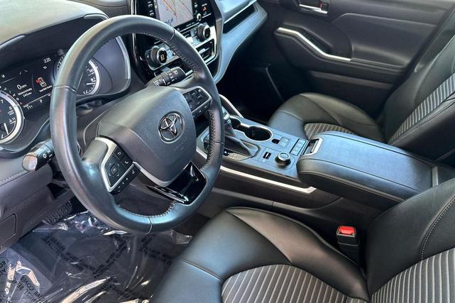 Photo of 2022 Celestial Silver Metallic Toyota Highlander