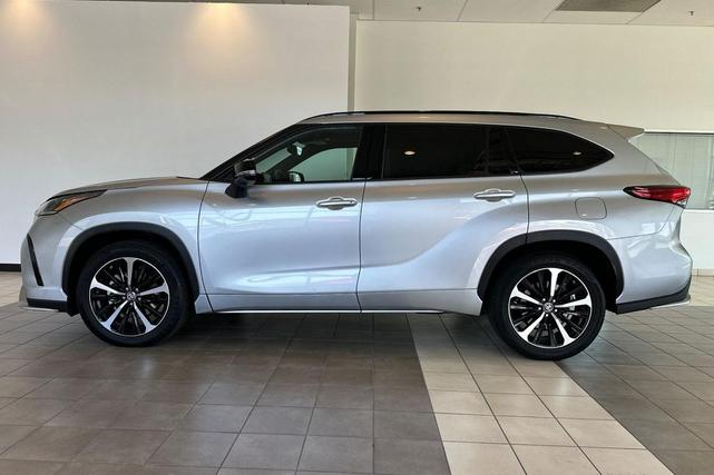 Photo of 2022 Celestial Silver Metallic Toyota Highlander