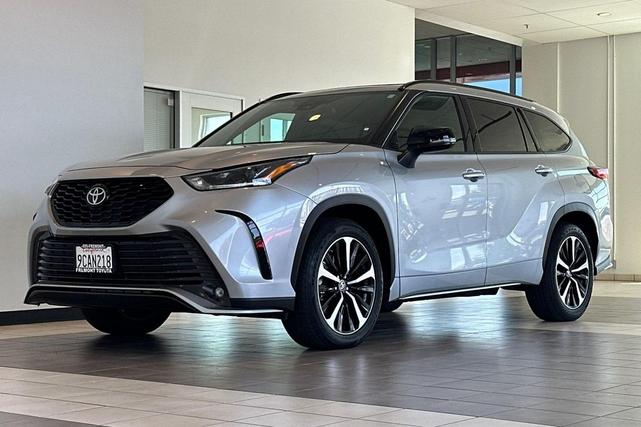 Photo of 2022 Celestial Silver Metallic Toyota Highlander