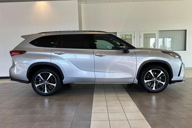 Photo of 2022 Celestial Silver Metallic Toyota Highlander