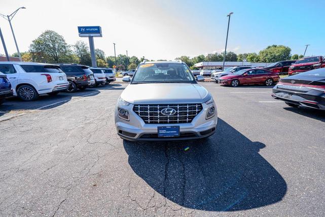 Photo of 2024 Shimmering Silver Hyundai VENUE
