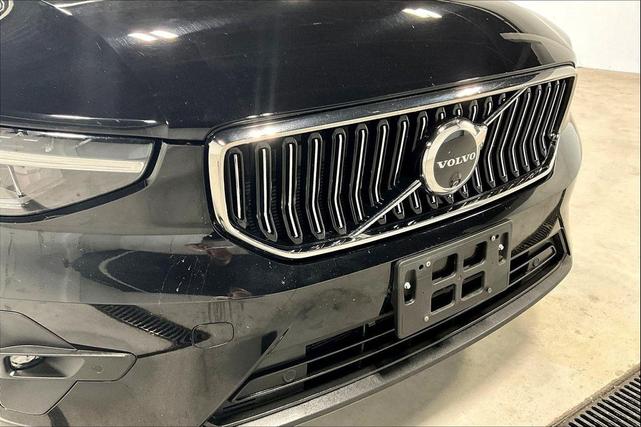 Photo of 2024 Onyx Black Metallic Volvo XC40