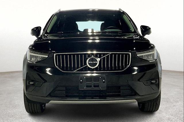 Photo of 2024 Onyx Black Metallic Volvo XC40