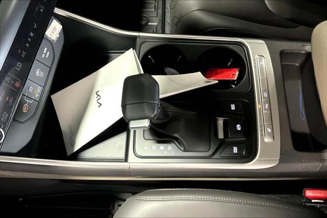 Photo of 2025 Snow White Pearl Kia Carnival