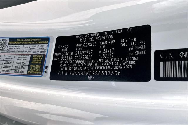 Photo of 2025 Snow White Pearl Kia Carnival