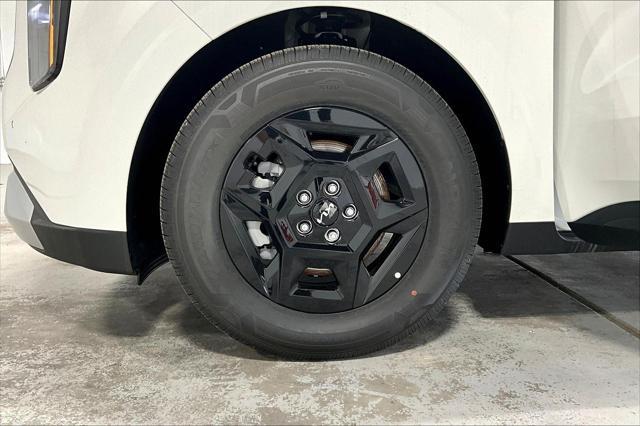 Photo of 2025 Snow White Pearl Kia Carnival