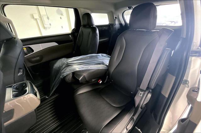 Photo of 2025 Snow White Pearl Kia Carnival