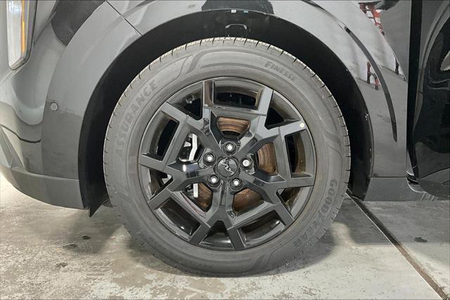 Photo of 2025 Aurora Black Pearl Kia Carnival