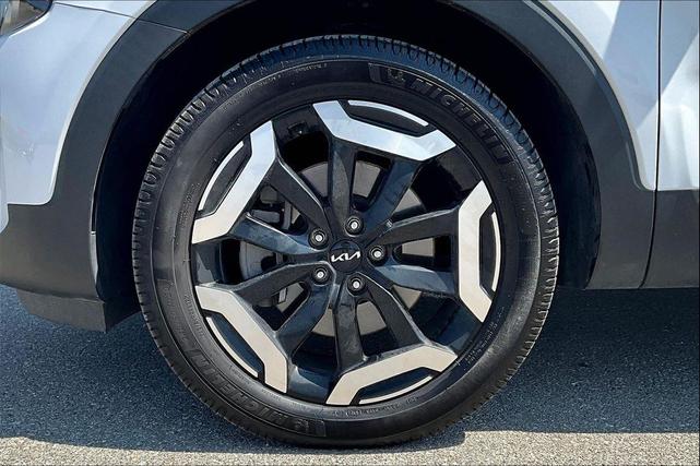 Photo of 2023 Glacial White Pearl Kia Telluride