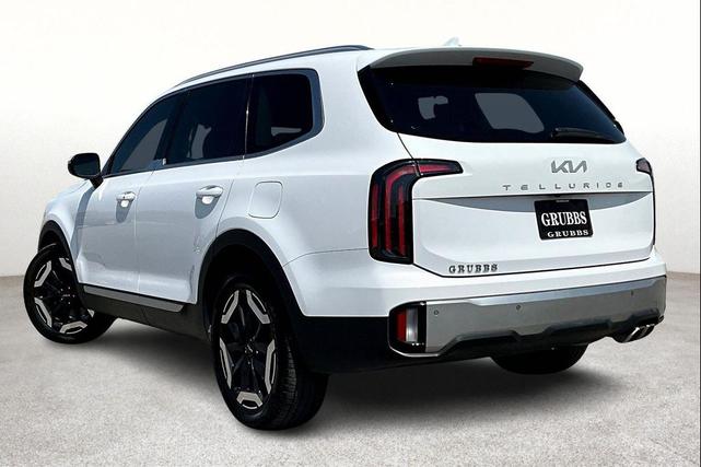 Photo of 2023 Glacial White Pearl Kia Telluride