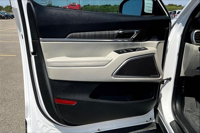 Photo of 2023 Glacial White Pearl Kia Telluride