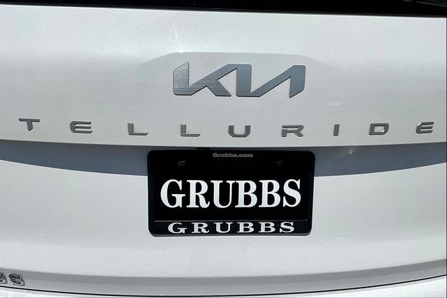 Photo of 2023 Glacial White Pearl Kia Telluride