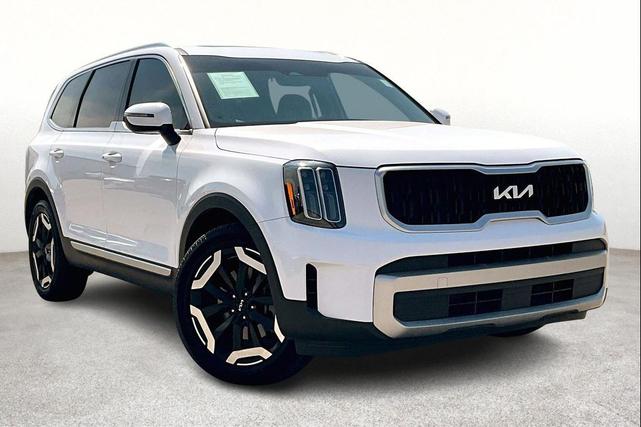 Photo of 2023 Glacial White Pearl Kia Telluride