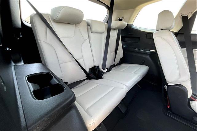 Photo of 2023 Glacial White Pearl Kia Telluride