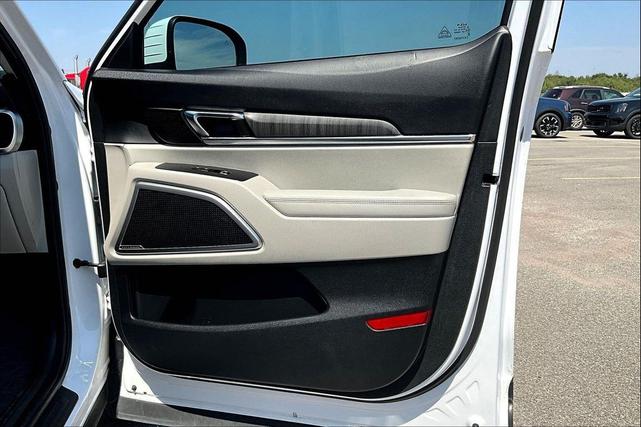 Photo of 2023 Glacial White Pearl Kia Telluride