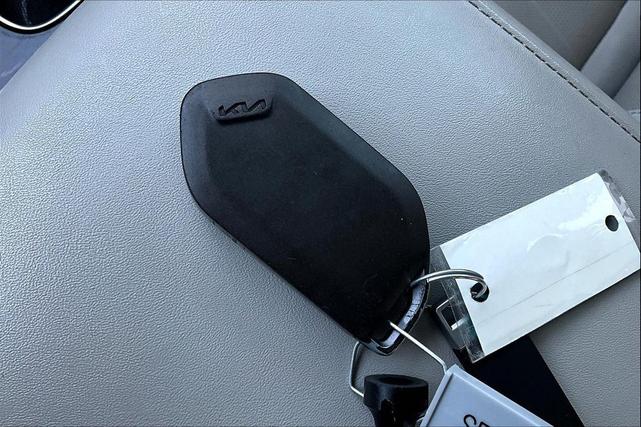Photo of 2023 Glacial White Pearl Kia Telluride