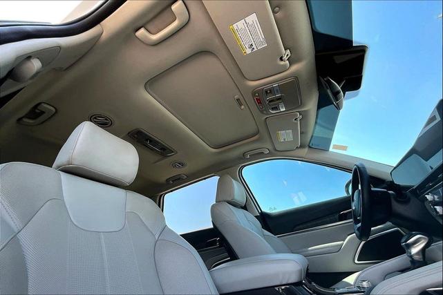 Photo of 2023 Glacial White Pearl Kia Telluride