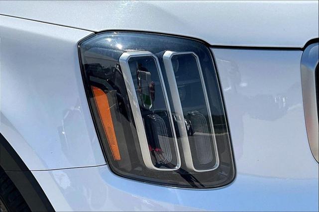 Photo of 2023 Glacial White Pearl Kia Telluride