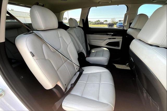 Photo of 2023 Glacial White Pearl Kia Telluride