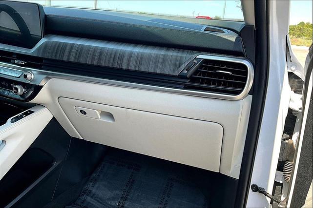 Photo of 2023 Glacial White Pearl Kia Telluride