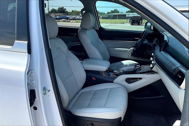 Photo of 2023 Glacial White Pearl Kia Telluride