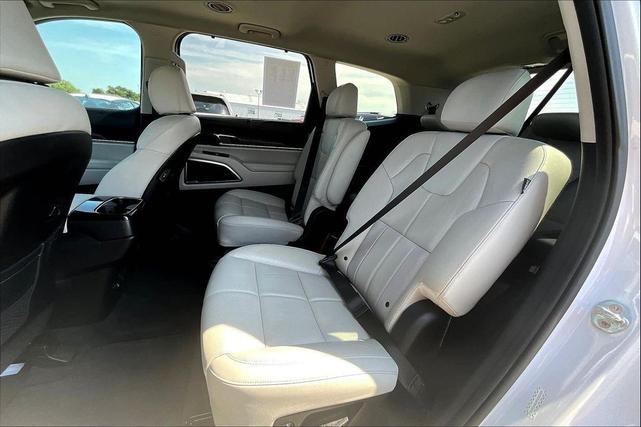 Photo of 2023 Glacial White Pearl Kia Telluride