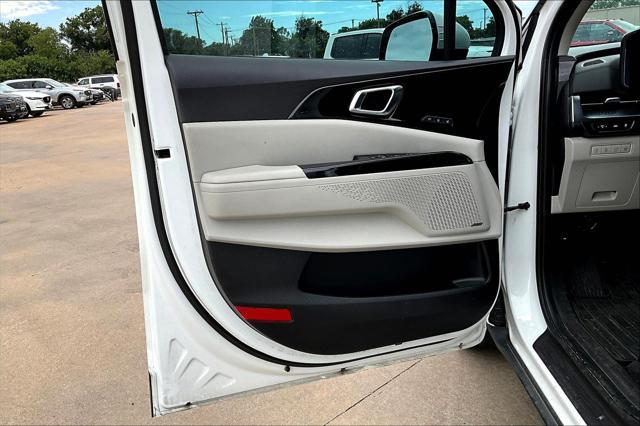 Photo of 2024 Snow White Pearl Kia Carnival