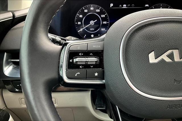 Photo of 2024 Snow White Pearl Kia Carnival