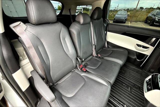 Photo of 2024 Snow White Pearl Kia Carnival