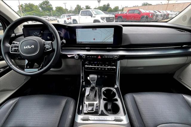 Photo of 2024 Snow White Pearl Kia Carnival
