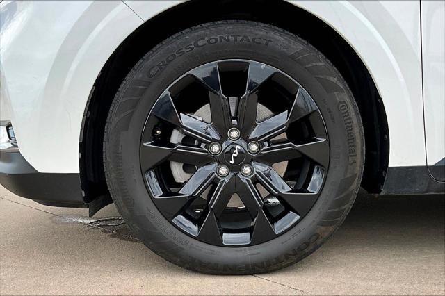Photo of 2024 Snow White Pearl Kia Carnival