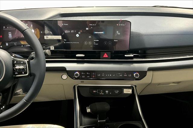 Photo of 2025 Snow White Pearl Kia Carnival