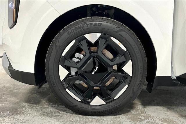 Photo of 2025 Snow White Pearl Kia Carnival
