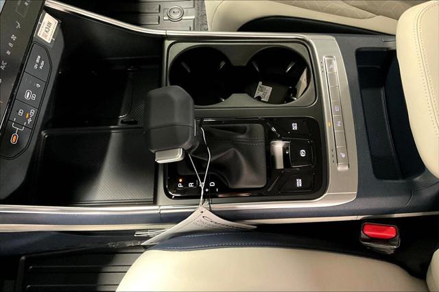 Photo of 2025 Snow White Pearl Kia Carnival