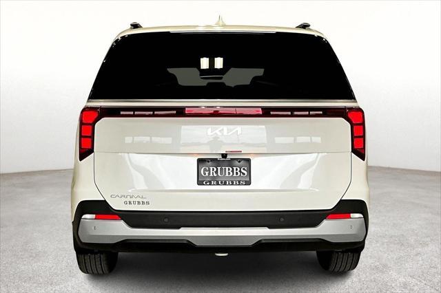 Photo of 2025 Snow White Pearl Kia Carnival