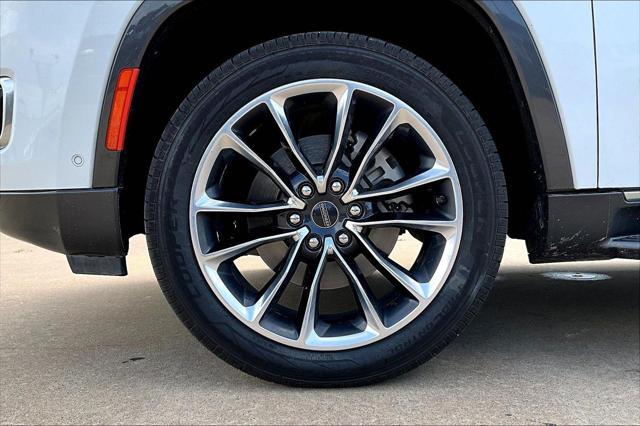 Photo of 2022 Bright White Clearcoat Jeep Wagoneer