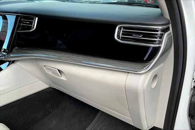 Photo of 2022 Bright White Clearcoat Jeep Wagoneer