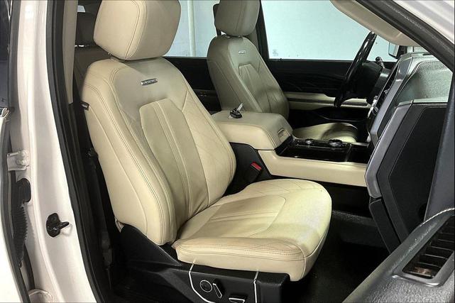 Photo of 2019 White Platinum Metallic Tri-Coat Ford Expedition