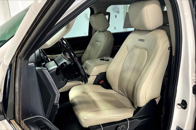 Photo of 2019 White Platinum Metallic Tri-Coat Ford Expedition
