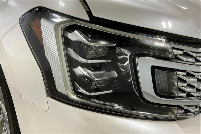 Photo of 2019 White Platinum Metallic Tri-Coat Ford Expedition