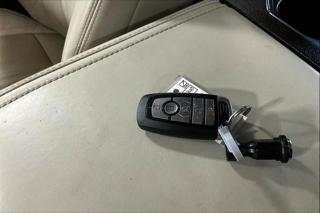 Photo of 2019 White Platinum Metallic Tri-Coat Ford Expedition