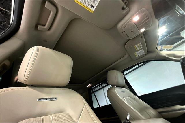 Photo of 2019 White Platinum Metallic Tri-Coat Ford Expedition