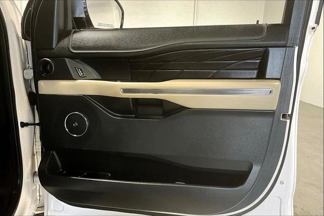 Photo of 2019 White Platinum Metallic Tri-Coat Ford Expedition