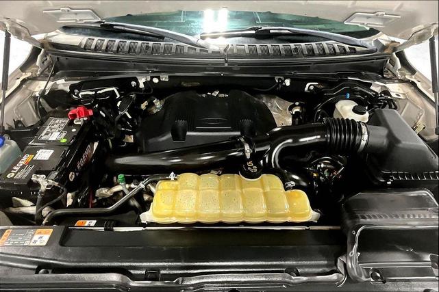 Photo of 2019 White Platinum Metallic Tri-Coat Ford Expedition